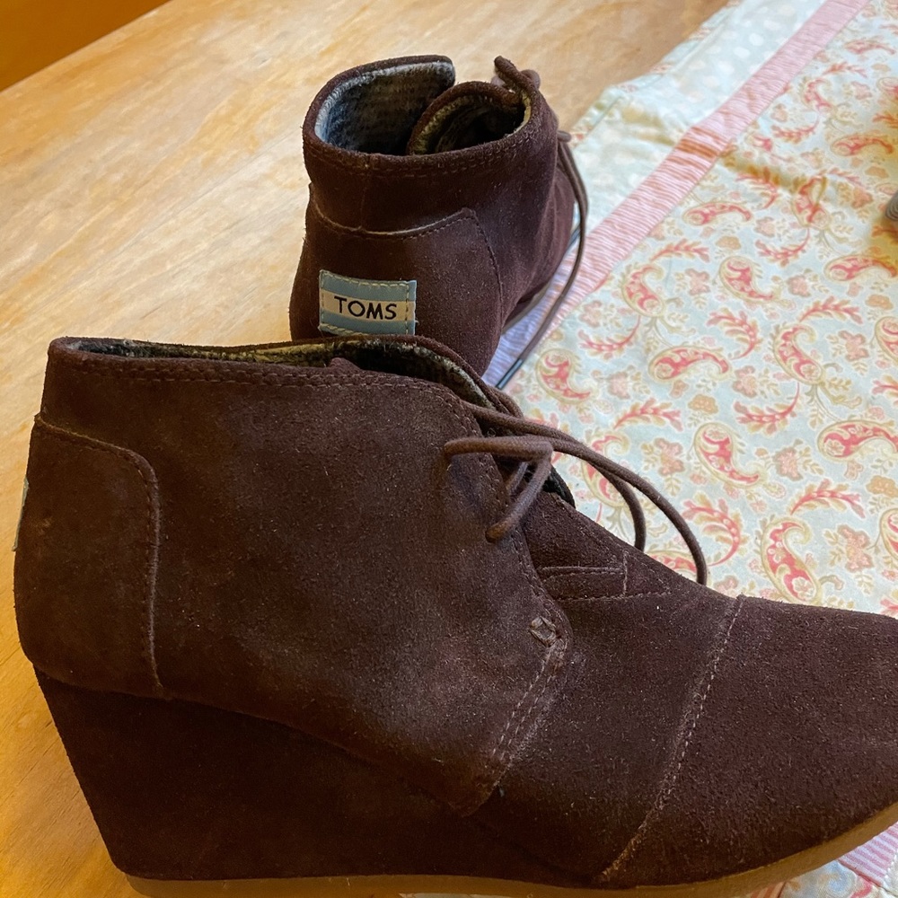 Tom’s suede boots 8 1/2 EUC
